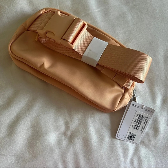 🆕 Lululemon Everywhere Belt Bag - Summer Glow - Picture 3 of 5